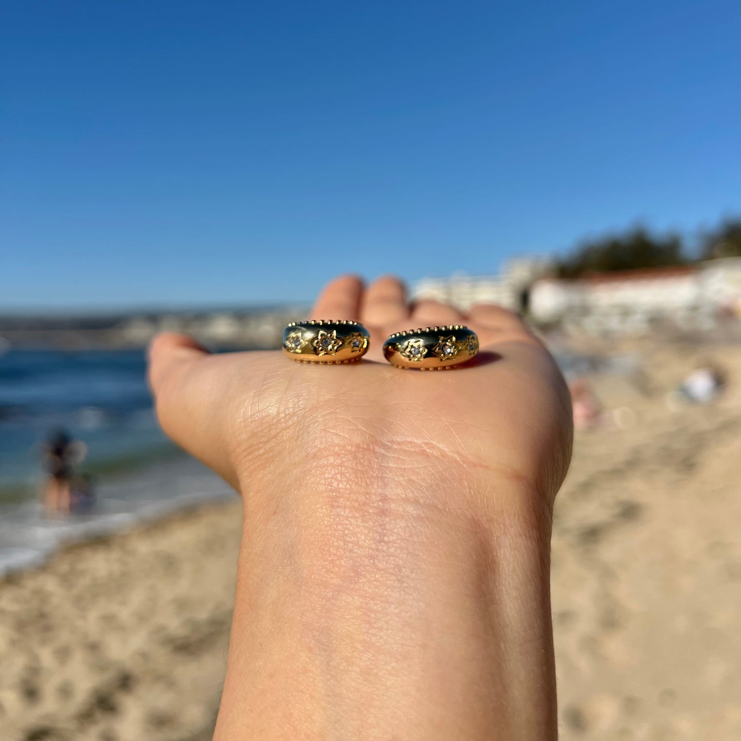 Argollas Puntos Brillantes Gold