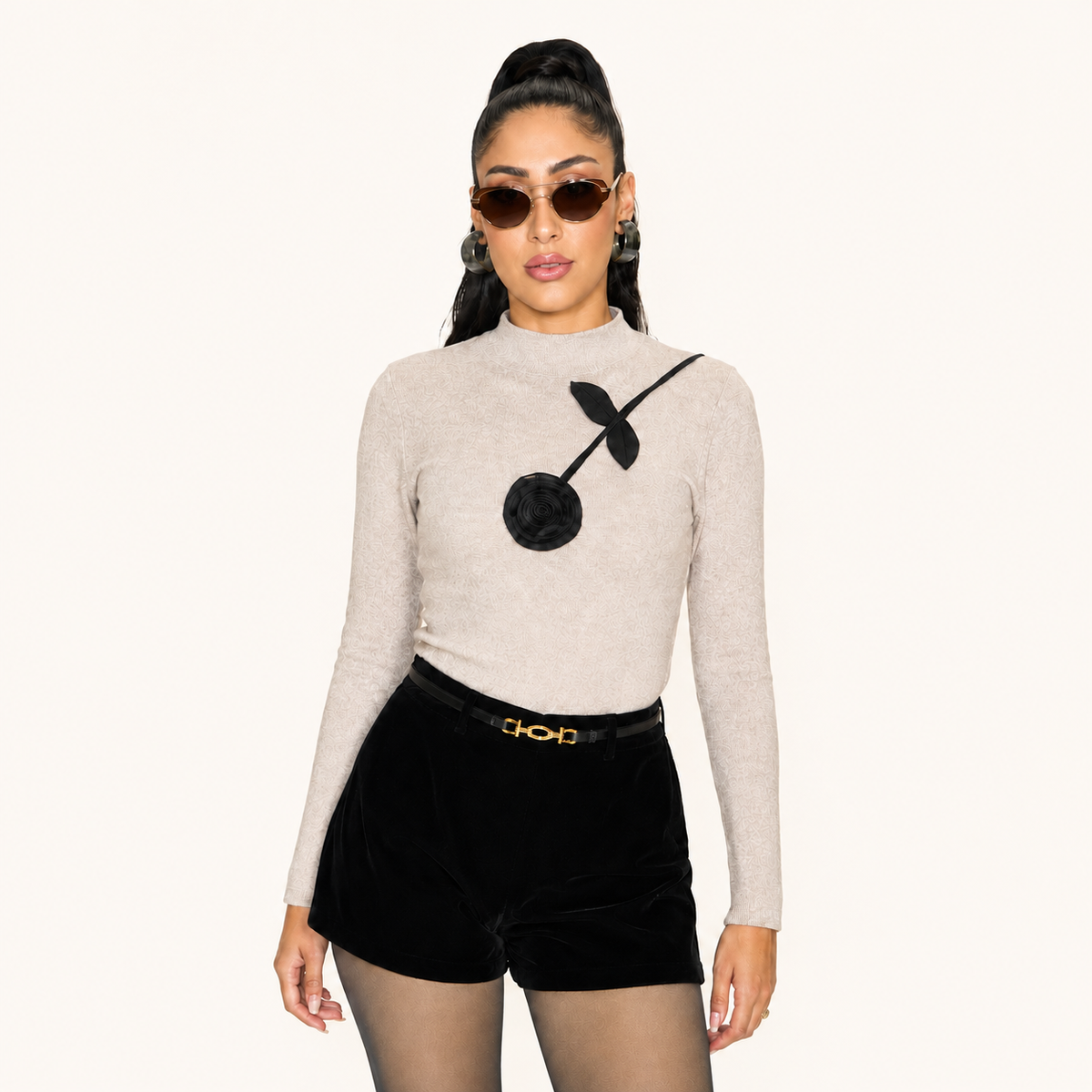 Sweater Cuello Alto con Rosa Decorativa Beige