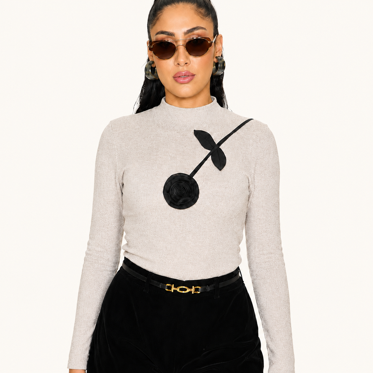 Sweater Cuello Alto con Rosa Decorativa Beige