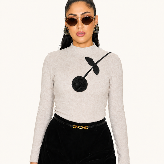Sweater Cuello Alto con Rosa Decorativa Beige